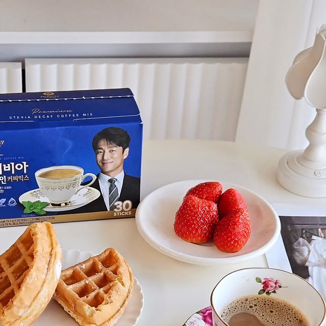 하루먹방 🥘요리 맛집 집밥 on Instagram: "#협찬 맛있다
커피없인 못살아요ㅎ
지진희커피로 유명한 #맥널티 스테비아 디카페인 커피믹스~~~

카페인과 당 걱정을 함께 덜 수 있어 매일 부담없이 마십니다😄

고소하고 진한 커피에 우유의 부드러운 풍미가 더해져서 진짜 맛있어요😋

디카페인이라 맛이 다를까 걱정했는데, 기존의 맥널티 스테비아 커피믹스 맛 그대로 부드럽고 달달 맛있는
커피😍

깨끗한 물과 카본 필터만을 사용한 친환경적인 처리 방식을 통해 카페인을 99% 제거했다고 하니 대박

한 스틱 당 카페인이 0.02mg밖에 안들어 있어서 어느 시간에나 카페인 걱정없이 마실 수 있어요.

설탕보다 200배 달콤한 천연 감미료 스테비아를 사용해 더 건강하고 맛있게 즐길 수 있는 믹스커피~~~

역시 유명한 이유 있습니다

#맥널티 #스테비아 #디카페인 #커피믹스 #디카페인커피 #믹스커피 #지진희 #지진희커피 #맥널티커피 #한국맥널티"
