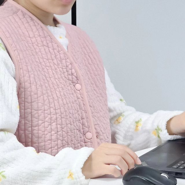 김혜이 on Instagram: "#광고 ✔️ 코앞으로 다가온 겨울, 쌀쌀해진 바람이 집안 곳곳에서 느껴지더라고요🍃 평소에 추위를 많이 타는 편이라, 따뜻하면서도 감성적인 옷이 필요했어요. 그러던 중 다올흠 순면 누빔조끼를 알게 되었죠. 정전기와 먼지 걱정없이 순면으로 촘촘하게 누벼져 있다는 설명이 마음을 사로잡더라고요. 감성을 잃지 않으면서도 따뜻함을 챙길 수 있을 것 같아 선택했어요😊

✔️ 60수 고급 순면답게 피부에 닿는 촉감이 아주 부드럽고 포근했어요. 겨울철에 옷을 입고 벗을 때 생기는 정전기가 늘 불편했는데, 다올홈조끼는 그런 걱정을 할 필요가 없네요. 머리카락이나 반려견의 털이 붙지 않아 깔끔히 입고 있답니다.

✔️ 누빔이 촘촘하게 들어가 있어서 얇지만 따뜻함이 확실히 느껴져요🔥 사이즈가 넉넉한 편인데도, 어깨 부분이 붕 뜨지 않고 몸에 자연스럽게 밀착되어 입고 있는 내내 편안하더라고요. 특히 옆트임 덕분에 활동할 때 불편함이 전혀 없고, 엉덩이 위를 살짝 덮어주니 포근함이 더해지는 느낌이랄까요? 집 안에서도 따뜻하면서 자유롭게 움직일 수 있어 너무 만족스러웠어요🍂

✔️ 따뜻함, 편안함, 그리고 고급스러운 감성까지 모두 갖춘 다올흠 순면 누빔조끼🌿.추위를 많이 타는 제게 찰떡이에요. 덕분에 올 겨울은 한층 따뜻하고 감성적인 매일이 될 것 같아요🌸

#성인수면조끼#할머니조끼#어른수면조끼#조끼베스트#사무실조끼#누빔조끼#홈웨어#누빔잠옷"