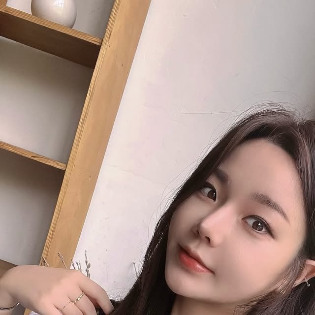 💋 on Instagram: "#광고 올영 세일 털구왔어요✨
가성비 굳템인게..이만큼 털었는데듀 10만원밖에 안나옴이슈..

🎀 For light & Bright ⋰˚☆ 🎀
@2an_official @oliveyoung_official 
롱 웨어링 파운데이션 미니한게 귀엽구 뽀용한 피부표현 굿 :)
피부톤별로 골라쓰는 퓨어글래시 하이라이터로 메이크업 치트키!
두가지 컬러로 생기 살려주는 듀얼치크 추천해요!

지금 바로 올리브영에서 만나요 💗 ˖࣪｡･:*:･ﾟ★

#올영픽 #올리브영추천템 #올영필수템 #투에이엔 #올영세일 #러브버블컬렉션 #롱웨어링파운데이션미니 #컬러플레이듀얼라이너"