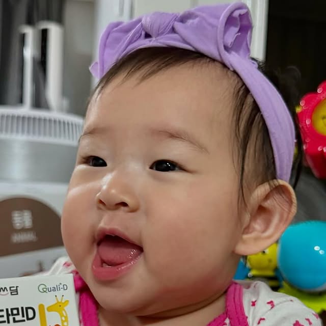 @so_gorgeous_365 on Instagram: "배배쓰담 비타민d 드롭 ❤️

비타민 D를 먹기싫어하던 아기가 
이건 왜이렇게 자꾸 달라고하는지ㅋㅋ

비타민 D 가 아기들한테 꼭 중요하다죠!
드랍형으로 하루 한방울만 먹어도
1일치 영양을 충족 시킬 수 있어 간편하고
신생아 때부터 먹일 수 있는 
성분좋고 믿을 만한 제품입니다. ㅎ
우리 아기도 꾸준히 잘 먹여보려구요.^^

#광고#배배쓰담#신생아비타민D#아기비타민D#키즈비타민D#어린이비타민D#비타민D드롭"