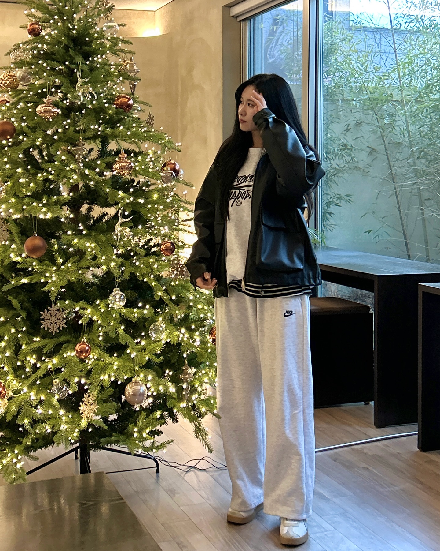 우리 동네 카페는 아직도 크리스마스🎄🎅
.
.
.
#광고 #무신사 #크림소다랩 #크림소다 #맨투맨 #커플맨투맨 #커플티 #기모맨투맨 #미니멀 #레더자켓 #캐주얼 #꾸안꾸 #데일리코디 #outfitdaily #오오티디일상 #패션소통 #패션계정 #스내치드아웃핏