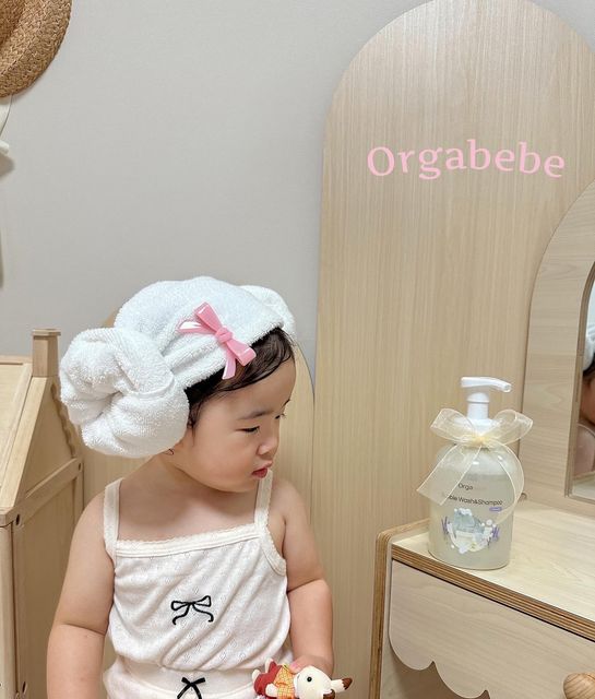 단주부ෆ on Instagram: "#협찬 @orgabebe_official 수족구로 몸 곳곳에 수포가 올라와 피부가 많이 예민해져 있는 우리 딸👧🏻 이럴 때 더욱 순하고 보습까지 좋은 오가베베 클렌저로 관리하고 있