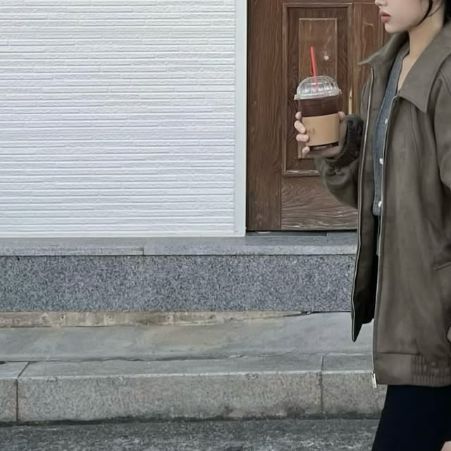 별하나 ✨ on Instagram: "낙엽 향기 🍂

아이러니포르노 86-IRO328 OR 86-IRO329 자켓

ㄴ 루즈핏 실루엣의 베이직한 레더/스웨이드 자켓
ㄴ 클래식한 카라로 단정한 무드 연출
ㄴ 활용도 높은 깔끔한 주머니 디자인
ㄴ 제품 컬러에 맞춘 소매 단추 디테일
ㄴ 실용성 높은 투웨이 지퍼 사용

#아이러니포르노화이트라인 #IRONYPORNOWHITELINE #남여공용자켓 #자켓 #레더자켓 #스웨이드자켓  #아우터 #레더 #데일리룩 #자켓추천  #JACKET #leatherjacket #suedejacket #여수카페 #카페애틋"