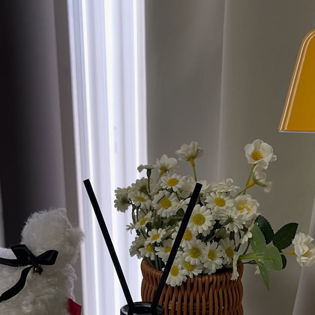 여원 하우스🍀행복한 일상 on Instagram: "#광고 공간에 감정을 더하다💛블랙하비 이모지 디퓨저!

향도 좋고 비주얼도 너무 귀엽고
보는 사람마다 이거 어디 거야? 
물어볼 정도😊✨

✨할인 중이라 더 반가운 가격!
✔️ 정가는 27,900원인데
✔️ 지금 네이버에서 24,900원 + 무료배송!🚛
디자인 퀄리티, 향, 패키지까지 생각하면
가성비 완전 굿💯

🌼 귀여운 이모지 디자인으로 
포인트 인테리어 완성!
해피 귀욤
방긋 냠냠
귀여운 4가지의 이모지 선택하는 재미도 쏠쏠해!

🌿은은하고 기분 좋은 향기
인공적이지 않고, 하루 종일 공간을 포근하게 감싸주는 향
거실, 욕실, 침실 어디든 잘 어울리지~

📦 패키지가 고급져서 선물용으로 딱!
✔️ 집들이 선물
✔️ 개업 선물
✔️ 센스있는 생일 선물 등
누구에게 줘도 실패 없는 아이템🎁

“향기 + 디자인 + 가격, 삼박자 다 갖춘 디퓨저 찾는다면 
무조건 블랙하비지~

#블랙하비#이모지디퓨저#BLACKHOBBY#디퓨저선물#디퓨저답례품#디퓨저추천#집들이선물#집들이선물추천"