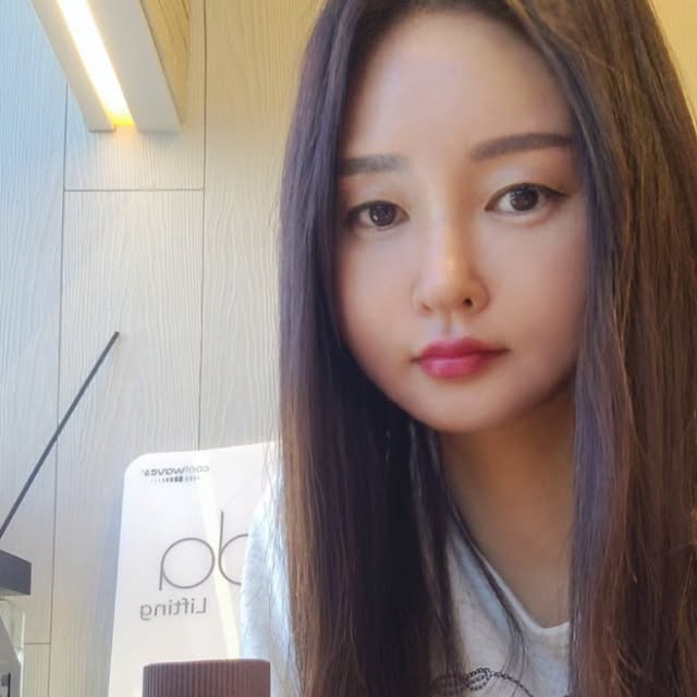 hye_vely0210 on Instagram: "#광고 #헬퓨 히알루론산💊 📌식약처 인증 기능성 소재 히알루론산 1일 1회 1정 먹음 되구요, 자기 전에 꾸준히 먹어봤어요^^ 아침에 피부가 촉촉해진 느낌^^ 피부톤도