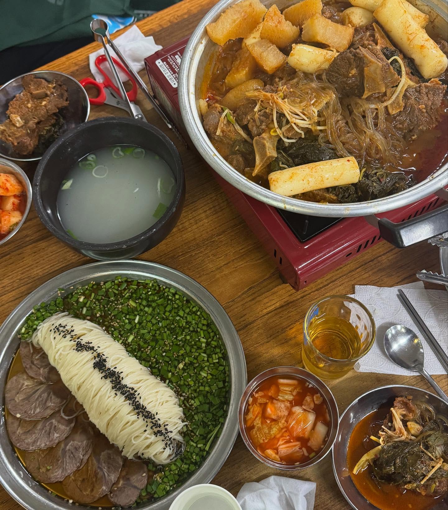 💬 칼칼한 매운뼈찜에 쟁반육면👍🏻 마무리로 꿀토마토까지 완벽🍯🍅

📍용문해장국 ⭐️⭐️⭐️⭐️

📋
매운뼈찜 42,000원
쟁잔육면 15,000원
꿀토마토 10,000원

🗺️
서울 용산구 효창원로 110 1층, 용문해장국 (용문동)
