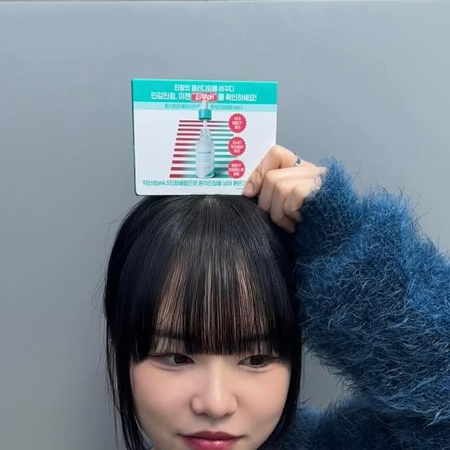 신아영 on Instagram: "#협찬 진정의 패러다임을 바꾸다!
민감피부, 이제 pH부터 확인하세요😉

@aestura.official 에서 에이시카365 흔적진정세럼 pH4.5 제품이 리뉴얼 되어 출시되었습니다 :)

기존의 흔적 진정에서 일시적인 붉은기*까지 잡아주어, 더 좋아진 진정 효과를 느껴보세요!

🚨 민감피부의 고질적인 피부고민 ’붉은기*‘, 일반 피부보다 더 높아져있는 피부 pH 때문이라는 사실 알고 계셨나요?
- 피부 pH 보호막이 무너지면 장벽이 손상되어 외부 자극요인의 침투로 피부에 붉은기*가 발생하게 돼요.

pH4.5약산성시카세럼 으로 흔적진정을 넘어 붉은기*까지 진정시키자구요🌿

✅ 민감피부 특화 브랜드 에스트라가 찾은 민감붉은기*에 최적화된 더마진정 솔루션 pH4.5CICA
✅ 건강한 피부 pH를 위한 최적의 제형 pH 범위 4.5
✅ 제형만 약산성이 아닌, 피부표면 pH를 약산성으로 12시간 유지시켜주는 기술 적용
✅ 나날이 사용할 수록 체감하는 민감피부 진정효과
- 사용 직후 열감있는 피부에 쿨링되어 진정되고, 다음날 피부결이 정돈되는 효과를 볼 수 있어요.

🎁 4월 올리브영 프로모션 🎁
- 에스트라 에이시카365 흔적진정세럼 pH4.5 40ml+20ml 기획을 4월동안 25% 할인가로 만날 수 있어요 :)
- 에이시카 크림 샘플 1ml도 증정되니, 놓치지 마세요!
- 구매 URL: https://m.oliveyoung.co.kr/m/G.do?goodsNo=A000000222839

* 외부자극에 의한 일시적인 붉은기를 설명합니다.

#에이시카약산성세럼 #에스트라약산성세럼 #약산성시카세럼 #약산성붉은기진정세럼 #에이시카붉은기세럼 #올영진정세럼추천 #올리브영진정세럼 #에이시카흔적진정세럼 #에이시카세럼 #흔적진정세럼 #에이시카 #흔적세럼 #진정세럼 #에스트라 #민감피부 #진정 #흔적 #붉은기 #잡티"