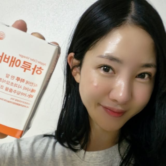먹쁜이하연 on Instagram: "#광고
다이어트 고민 이제 그만!!!
하루한알로 쉽게 할 수 있는 다이어트 방법!!
[하루올린 하루애바]
최근 다이어트에 대한 고민이 깊어지는 요즘, 많은 사람들이 다양한 방법을 시도하고 있습니다. 저도 그 중 한 사람으로, 최근에 애플 사이다 비니거, 줄여서 애사비에 대해 관심을 가지게 되었어요. 애사비는 사과를 발효하여 만든 식초로, 다이어트에 도움을 줄 수 있다는 이야기를 듣고 한 번 시도해보기로 했습니다.

하루올린 하루애바를 식사 전에 한 알씩 챙겨 먹으면서, 다이어트에 대한 스트레스를 조금 덜 수 있었던 것 같아요. 특히, 식사 15분 전에 애사비를 섭취하면 식욕이 억제되고, 포만감을 느끼게 해준다는 점이 매력적이었습니다. 어제 점심으로 오리탕을 폭식할 예정이었는데, 애사비 덕분에 마음 편하게 식사할 수 있었어요.

또한, 애사비가 혈당 조절에도 도움을 줄 수 있다는 점이 인상적이었습니다. 다이어트를 하면서 혈당 스파이크를 피하는 것이 중요한데, 애사비가 그 부분에서 긍정적인 역할을 할 수 있다는 연구 결과를 접하고 나니 더욱 신뢰가 갔습니다.

결국, 오늘 아침에는 미친 쾌변에 놀라움을 금치 못했어요! 애사비 덕분에 다이어트에 대한 부담이 조금 덜해진 것 같고, 앞으로도 꾸준히 챙겨 먹으면서 건강한 식습관을 유지해보려 합니다. 여러분도 다이어트에 고민이 많으시다면, 애사비를 한 번 시도해보시는 건 어떨까요?
.
#하루올린 #애사비 #다이어트 #혈당관리 #혈당스파이크 #애플사이다비니거"