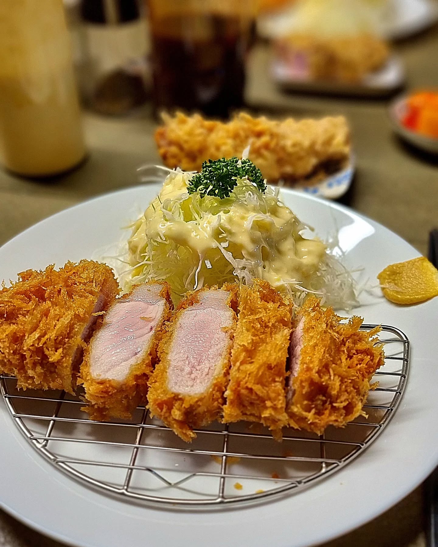 📁일식
#돈까스광명
✔️합정역

📍로스정식
📍히레추가

🤤 4.85/5
💁‍♀️ 일단 첫 입은 정말 부드럽고 육즙과 기름기가 적절히 느껴져서 정말 맛있었다. 그렇지만 양 끝점과 첫 점을 제외한 다른 조각들은 살짝 질겨 다소 아쉬웠다. 안심은 부드러웠으나 그릇 바닥에 공간이 없어서 그런지 시간이 지나니 튀김이 살짝 젖어있었다. 그렇지만 등심과 안심 모두 잡내가 하나 없어 좋았다. 밥의 상태도 너무 좋았고 고슬고슬했다. 샐러드 드레싱은 흔치 않은 옥수수 맛이 나는 드레싱이었고 장국에는 버섯이 많이 들어있었다. 5시 30분에 브레이크 타임 오픈에 맞춰서 갔는데 타이밍이 좋지 않아 바로 앞에서 끊겨 30분 정도 웨이팅이 있었다. 오픈런 보다는 애매한 시간대가 더 나아 보였음.
💁‍♂️ 부드러운 돈가츠를 선호하는 입장에서 등심이 질긴 편이었다
