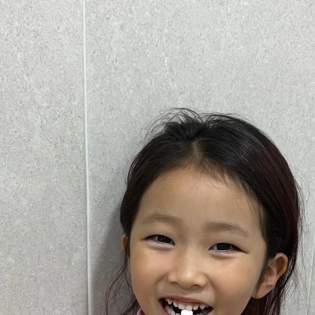 🕌 주주남매맘 헤디니 월드 🕌 on Instagram: "우리 딸 엄마 치약 탐내기 ㅋㅋ 🪥

요게 캠퍼들 사이에서 유행하는 치약이래요!
캠핑 씬에서 핫한 제품이라면 놓칠 수 없지
액체치약은 휴대하기도 번거롭고 나눠쓰는데
요건 한알씩 입에 쏘옥 넣으면 끝이니
흘릴 걱정 없고 간편하게 양치하면 돼요!
이번 여행에서도 사용하고 딸이 탐내더라구용 ㅋㅋ
자일리톨 5,000ppm, 계면활성제가 들어있지 않고
치아미백 효과 성분 함유에 가글로도 활용 가능하다구요!

#흰쥐띠맘 #쥐띠맘 #육아맘일상 #육아일상 #육아일기 #흰쥐띠아기 #쥐띠아기 #딸스타그램 #딸램스타그램 #딸램그램 #딸일상 #쥐띠아기 #쥐띠딸 #62개월 #62개월아기 #62갤 #6살 #6살딸 #6살어린이 #6살딸램 #6살아기 #딸랑구 #딸랑구스타그램 #딸랑구맘 #딸랑구그램 #내사랑 #광고#덴티넬#고체치약#치아미백#치석관리"
