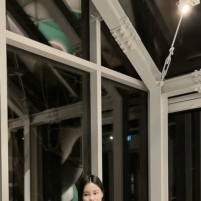 beri on Instagram: "#르무통 스위트 발편한 울 플랫 #메리제인
이름처럼 예쁨과 편안함을 다 가진 데일리 슈즈예요🖤

맨발에 닿는 느낌이 포근해서 처음 신었을 때부터 감동..!
메리노 울로 만든 개발한 원단이라 부드럽고 편해요
발볼이나 발등이 넓어도 신축성 덕분에 예쁘게 핏돼요😊

개인적으로 메리제인 슈즈 진짜 여러 가지 신어봤는데
이건 발을 감싸주는 착화감이 너무 좋아요❣️
뒤꿈치도 안 까지고, 발볼도 편안하고, 오래 걸어도 피로감 없어요

고무 히든밴드 덕분에 신고 벗기 편하고
심플한 디자인이라 원피스, 팬츠 어떤 코디든 찰떡!

예쁘고 편한 메리제인 찾는다면 무조건 추천이에요
공식몰은 사이즈 교환도 무료로 가능해요😆"