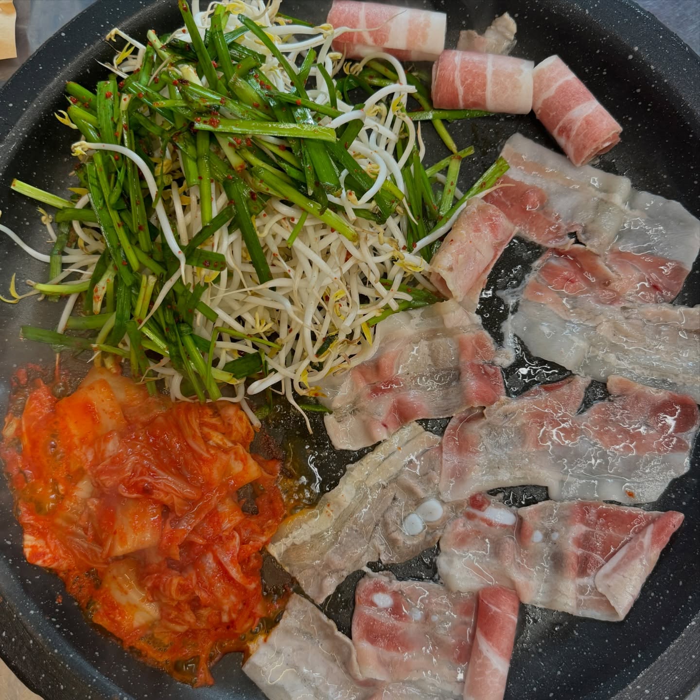 < 창영이 부추냉삼 & 국수집 >

오늘의 푸드백 💁🏻‍♀
안산 와동에 위치한 “ 창영이 부추냉삼 & 국수집 ”를 소개해 드리려 합니다 : )

🥩 회오리삼겹, 비빔국수, 냉동삼겹살

처음에 부추와 숙주, 김치를 불판에 올려주시는데 고기는 비린 맛과 냄새가 하나도 안나고 가게에서 직접 만든 소스와 함께 먹으니 너무 맛있더라구요!💟

국수도 종류별로 있어서 골라 먹을 수 있는데 저는 비빔국수를 먹어보았습니다🫠
양념이 짜지않고 적당히 베어있어서 고기와 함께 싸먹으면 최고💖

사장님도 너무 착하셔서 또 가고싶은 맛집이에요 😘

[이 글은 리뷰노트를 통하여 본 업체에서 제품 또는 서비스를 제공받아 작성된 글 입니다] #협찬 #리뷰노트
═══════════•°• ⚠ •°•═══════════

📍경기 안산시 단원구 와동로 47
⏳화-토 16:00-23:00, 일 11:00-23:00
✅ 라스트오더 22:30
📌 단체이용, 지역화폐 가능

══════════════════════════
#안산맛집 #냉삼맛집 #열녀문사거리 맛집 #창영이부추냉삼