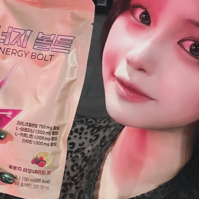 빼어날 秀 보배 珍 on Instagram: "#협찬

아무리 내가 호랭이🐯라지만
주말운동 앞에 장사 있겠냐구요😩😩

는 네, 장사로 만들어주더라고요..?

카페인,아르기닌, 타우린 등 이름만들어도 눈이 번쩍떠지는 친구들에
비타민, 레드비트, 마카분말까지 더해져 뭔가 맛이 괴랄할 것 같지만
또 이런 친구들이 의외로 성격이 좋잖아요?
복분자 레모네이드 맛, 한잔해😎😎

얼음과 제로사이다 넣고 얼볼사 해먹으면 을매나 맛있게요😋😋

#에너지볼트#에너지샵#에너지음료#운동전부스터#아르기닌#타우린#카르니틴#과라나카페인#에너지충전#에너지볼트⚡#AD"