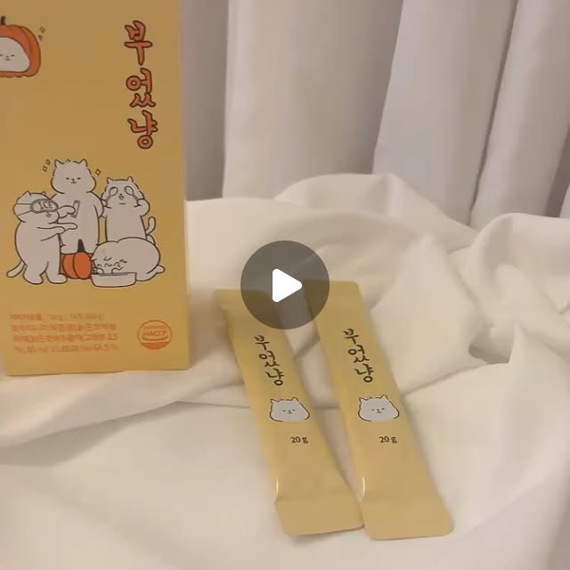 🤍𝙹𝚒𝚜𝚘𝚘🤍 on Instagram: "#협찬 #광고

@lifestory365 

요즘 가방에 늘 들어있는 작은 챙김템, 부었냥 스틱 젤리🐾
필요할 때 하나씩 꺼내 먹기 너무 편해서
출근길에도, 점심 먹고 나서도 자연스럽게 손이 가요.

늙은호박 베이스라 달달하지만 무겁지 않고,
젤리스틱이라 물 없이도 쓱— 먹기 좋다는 게 진짜 포인트!

특히 안에 들어간 호박티니아 복합물 때문에
짭짤한 음식 먹은 날이나 몸이 조금 붓는 느낌 드는 날
가볍게 챙겨주기 딱이더라고요.

식감이 탱글탱글해서 기분 전환용으로도 좋고,
귀여운 부었냥 패키지까지… 괜히 더 손이 가는 그런 제품🧡

요즘은 하루 마무리할 때 
그냥 한 포 뜯어 먹는 게 습관처럼 자리 잡았어요:)

#부었냥 #부었냥젤리 #호박티니아 #늙은호박 #칵티니아
#옥수수수염 #스틱젤리 #스틱젤리추천 #호박젤리"