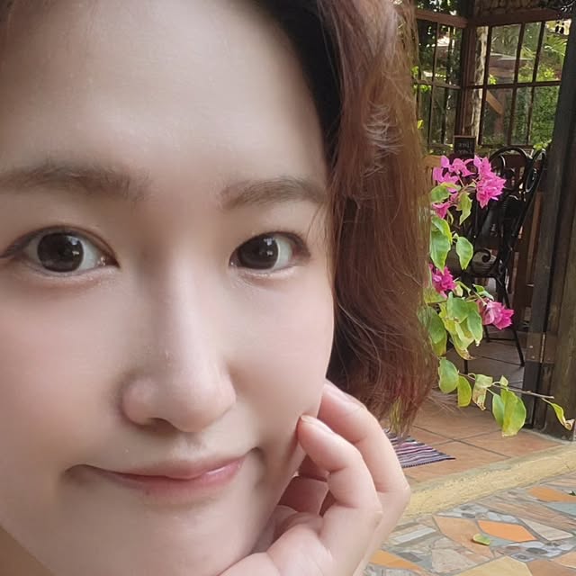 E_soraaaaa on Instagram: "#광고

이번 보홀 여행이랑 함께한 투에이엔💜

#롱웨어링파운데이션미니 
: 진짜 한손에 담기는 포켓사이즈
기내에도 들고 탈 수 있는 사이즈에 작아서
여기저기 들고다니기 너무 편하고
촉촉하게 잘 발림 재구매 의사 200%

#퓨어글래시 하이라이터
색깔이 다양해서 취향껏 고를 수 있는데
웜톤인간 기준 데일리로 [쉘,피치빔] 완전 추천!

#듀얼치크
두가지 컬러가 한 패키지에 있어서
페이스 구역에 따라 사용 가능!
패키지 상품엔 브러쉬가 동봉되어있는데
너무 부드럽고 뭉치지않고 잘 발림👍

#글레이즈바운싱틴트
피치슈로 구매했는데, 베이스용으로 좋음
진한 발색의 컬러랑 믹스해서 쓰면
입술 광+색상 두가지 다 잡을 수 있음

+아이프라이머 함께 썼는데
아침 8시에 화장해서 물놀이까지하고 저녁 10시까지
립 외에 리터치 안해도 안번지고 오래갔음

꿀템👍👍

#올영픽 #올리브영추천템 #러브버블컬렉션 #롱웨어링파운데이션미니 #컬러플레이듀얼라이너"