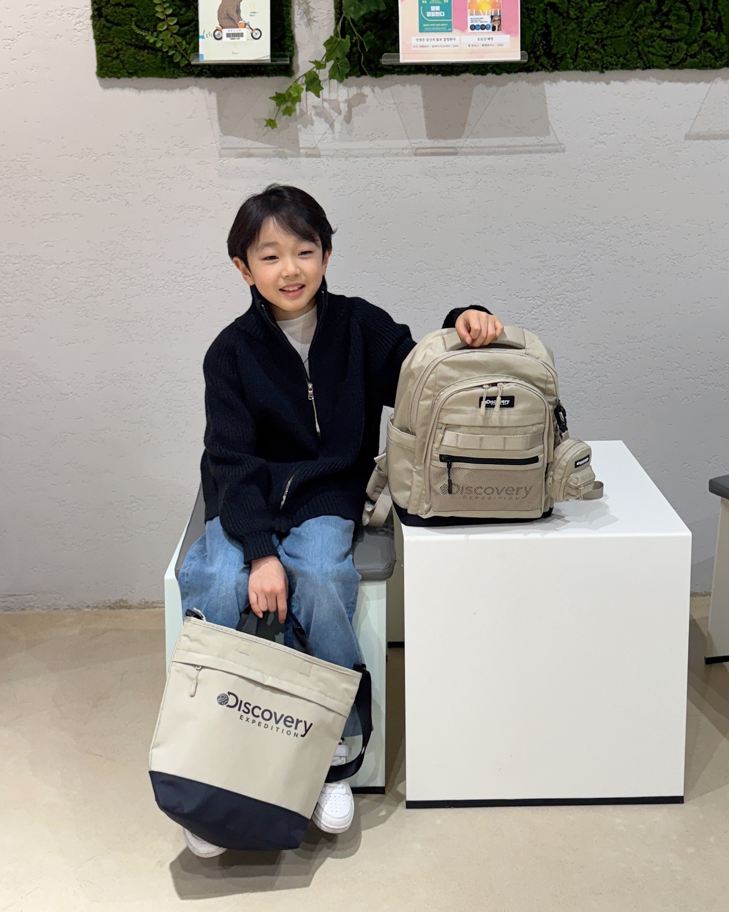 #광고 #디스커버리키즈

discoveryexpeditionkids_kr 

모자 안쓰니 분위기가 다르네 😌

디스커버리 키즈만의
스포티하면서도 고급스러운 무드 ,
너무 좋아 ❤︎

🏷 디스커버리 익스페디션 
  라이크 에어 에센셜 네오 백팩 + 보조가방

#리틀디스커버러 #디스커버리키즈책가방 
#키즈책가방 #초등학생책가방 #저학년책가방
#주니어백팩 #남아책가방 #초등가방 #가방꾸미기