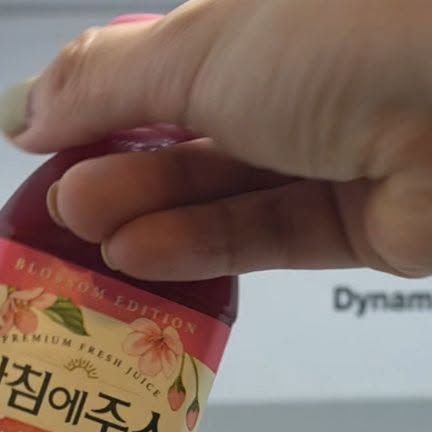 🐬 Marina 🐋 이것저것, 여기저기~🐳 on Instagram: "#광고 ㅣ음료수 디스펜서 🍋
🍊[탱이하우스] 캔음료트레이 ㅣ 음료수디스펜서🍉

🍇 Marina
조립이 간편하고 내구성이 좋은 디스펜서.

작년에 이사하고 냉장고가 3개가 되면서
'냉장 칸 한두 칸 정도는 음료로만 채워야지~'
했었는데, 참 안 되더라고요.

쓰러지고, 그 위에 뭘 쌓고🤣

그래서, 편의점 음료 냉장고 같은
음료 트레이가 있으면 좋겠다!! 했었는데~

너무 편하고 좋네요^^

조립이 쉽고요.
슬림캔도 뚱캔도 술병도😂 다 잘 들어갑니다.

튼튼한 스프링 롤러로 음료가 빠르게 샤샤샥!!

📌 고장 걱정없는 사용 :  무레일
📌 쉽게 넣을 수 있는 락킹기능
📌 스르르 나오는 강력한 롤러

👌 손쉽게 조립이 가능하도록 만든 상세페이지 👍 

🍎 #음료수디스펜서 #냉장고디스펜서
#냉장고음료디스펜서 #냉장고정리 #음료정리"