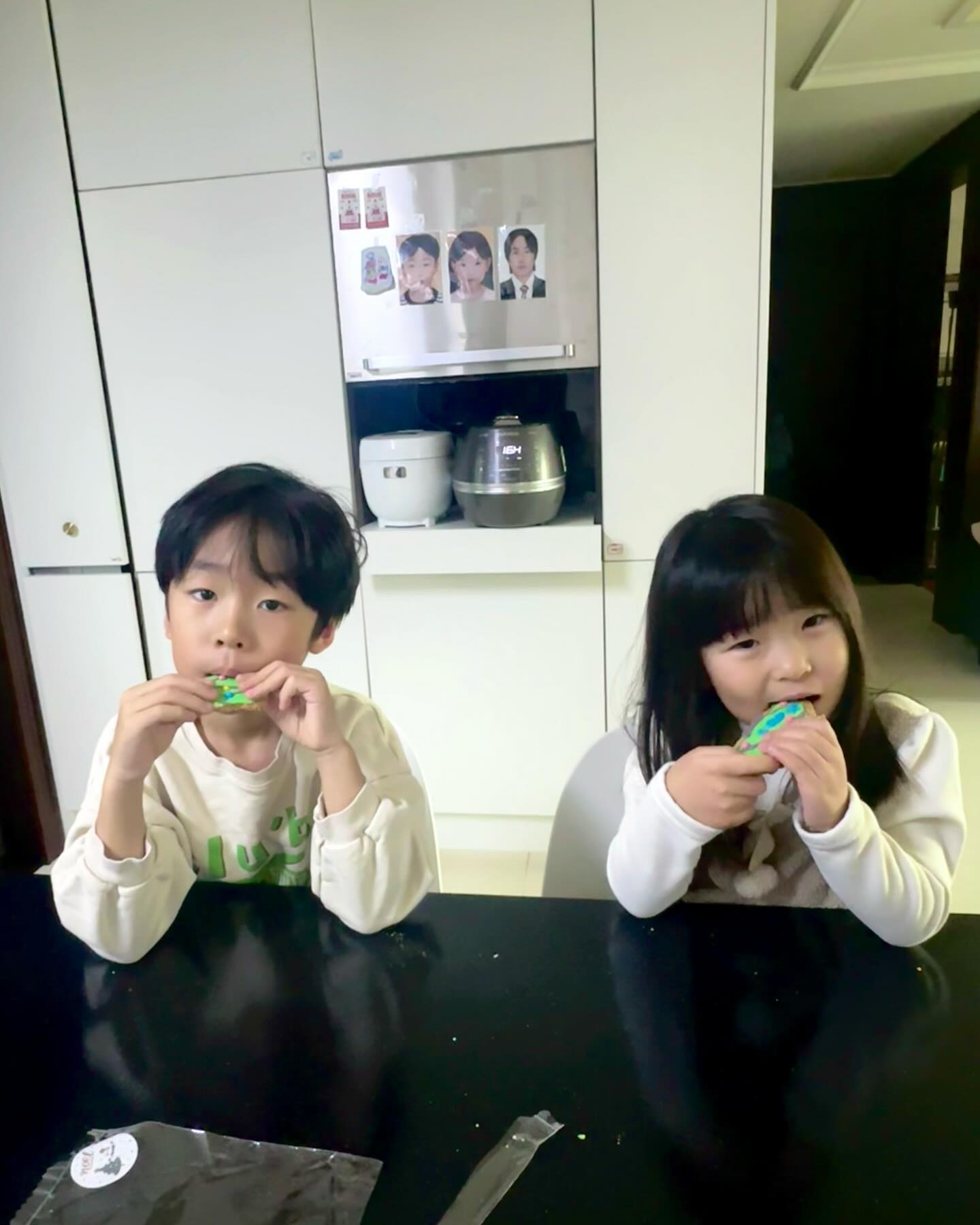 우리의 2024 메리크리스마스는 구룡포 오징어와 함께
슬우의 9세 .슬아의 6세
엄마의 29세. 아빠의 34세
클스마스🎄
