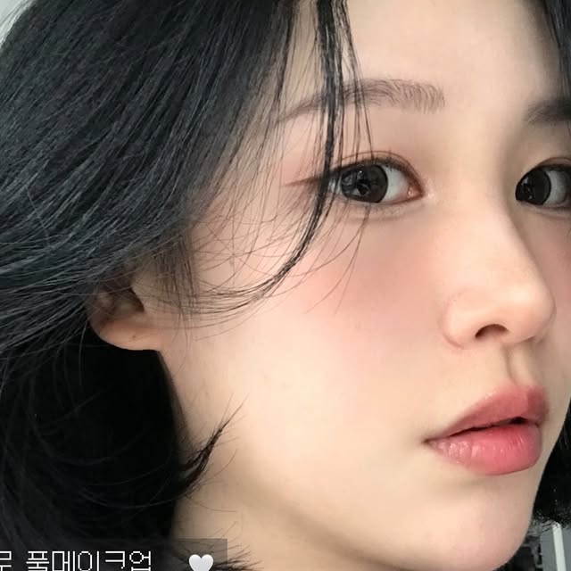 신영 on Instagram: "#광고 투에이엔 @2an_official 에서 한빠께쓰 담아오기...🤍 러브버블 컬렉션 + 롱 웨어링 파운데이션 조합이 너무 좋아서 영업해버리기🔥 특히 파데 컬러감이 너무 예쁘고 착