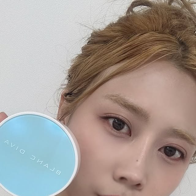유미  /  ja️ng yu mi ☘️ on Instagram: "#협찬

#블랑디바워터벨벳쿠션
19포슬린

#광고#여름쿠션#올리브영쿠션#올영추천#여름쿠션#커버쿠션#밀착력좋은쿠션#무너지지않는쿠션#커버력좋은쿠션#워터벨벳쿠션#보송매트쿠션#보송쿠션#세미매트쿠션"