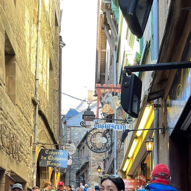 Chanju Kim on Instagram: "Chanju’s in #paris 안갔다면 너무 후회가 가득했을 것 같다. 바다가 둘러싸인 바위섬 위의 1300년의 역사가 담긴 수도원, In Mont-Saint-Michel"
