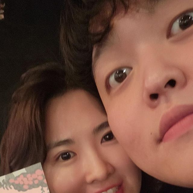 김세영 on Instagram: "#광고
너무너무 즐거웠던 혜화 연극 데이트!
냄구랑 연극은 첨보러갔는데
둘다 너무너무 즐거웠습니다용

발권 빨리하면 유리하다해서
밥도안먹고 호다다닥 가서
1열 명당자리 겟!!

1열에 앉았더니 남규가 카메라 감독님으로 캐스팅 되서
연극에 참여해서 웃겨죽을뻔하고
너무너무 꿀잼이었슴당

연극 바이 연극이겠지만
한뼘사이는 관객 호응유도도 많이해주고
관객 참여 비중도 높아서 졍말
집중 하면서 꺄르륵 재밌게 봤어용! ( *ฅ́˘ฅ̀*) 

서울에서 이런 저런 데이트 다 즐기고 있지만
손꼽게 즐거웠던 연극데이트!!

연극 처음 입문하시는 분들도
무난하고 즐겁게 즐길 수 있는
한뼘사이 너무너무 강추드릴게요!!

배우분들 다들 너무 매력 넘치고
넘예 존잘.. 다들 목소리도 너무너무 좋으시고ㅜㅜ
연기도 넘 잘해서 아주아주 즐거웠답니다!!

다들 혜화 가셔서 한뼘사이 꼭꼭 관람해주세용! ( *ฅ́˘ฅ̀*) 

#혜화연극 #대학로연극 #혜화역연극 #한뼘사이 #연극추천
#연극후기 #공연추천 #공연후기 #연극 #대학로연극추천
#대학로공연 #서울데이트 #서울이색데이트 #서울데이트코스
#서울데이트추천 #혜화데이트 #date"