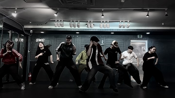 다양한 친구들과 움직여본 치카 🪥 모두 알럽봉 🤎
.
.
.
 #dance #hiphop #rhythm #class