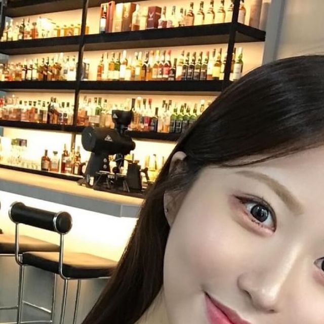 지호 on Instagram: "#광고 @i_dollens 
✔️유리알 얼그레이
✔️유리알 세럼 브라운
✔️아이즈 애쉬 브라운

세 가지 모두 매력이 다 다른데 은은하고 자연스럽고 착용감도 편안하며 촉촉했던 #아이돌렌즈 추천드려요 🫧✨🤍"