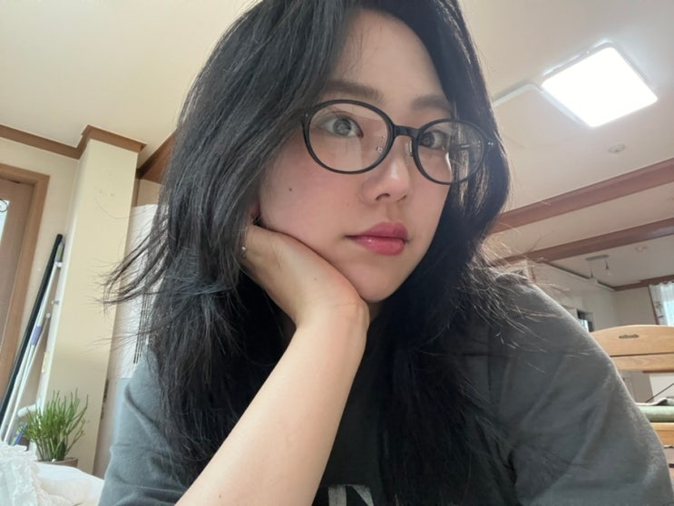세련됨과 편안함을 동시에! 모먼트어스 JANEㆍBLACK 안경 리뷰