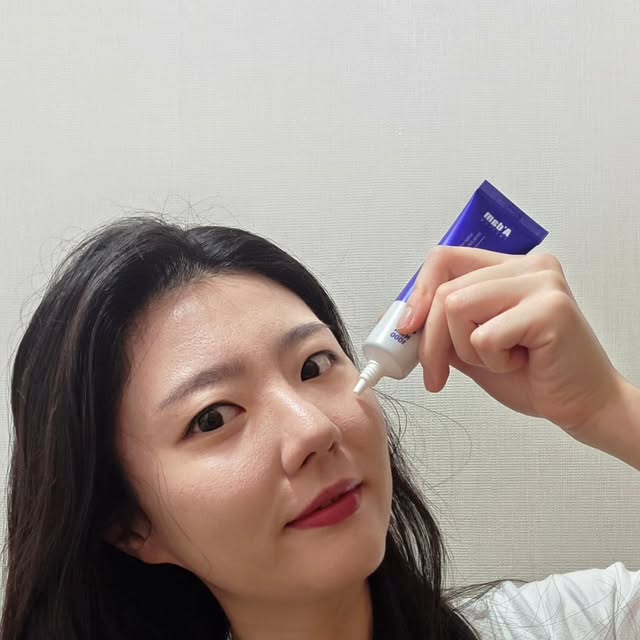 온돌경 on Instagram: "#광고 쳐진피부때문에 고민이시다면~?!?

어느덧 25년도 얼마남지않았지만
제 피부는 제 나이보다 몇 년은 더 앞서가는 듯한....
그래서 저속노화크림을 찾아보다가 발견한 NMN크림💙

주름개선크림으로 탄력UP 볼륨UP

자극없이 맵돌지않고 부드럽게 흡수되어
데일리로 사용하기 정말 👍

#아담공방#바르는NMN#NMN크림#저속노화#노화방지#노화예방#안티에이징크림#웰에이징#주름개선크림#아담공방크림#아담공방NMN크림#타임머신크림"