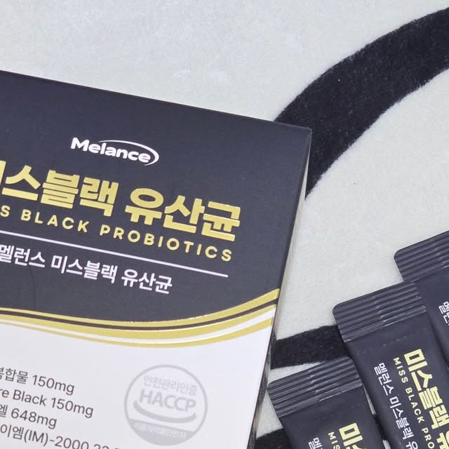 하니 on Instagram: "#광고
머리카락이 점점 하얘져서 
스트레스 받고 있다면?!

지금 바로 새치 영양제로 관리 시작할 때!!

약사, 한의사가 개발해 더 믿을 수 있는
🖤미스블랙 유산균🖤

평소 많이 챙겨먹는 유산균이라
영양제 챙겨먹기도 부담스럽지 않기도 하고

맛까지 영양제스럽지 않은 맛🤤

가루 타입이라
물 없이 바로 입으로 털어먹기도 간편👏


🖤미스블랙 유산균🖤에는

프리미엄 블랙푸드인
하수오, 호박씨, 구기자 등이 들어간
✅멜라밸런스 코어블랙

색소 생성에 핵심이 되는 원료인
하수오 추출물이
한 포당 무려 30mg 함유!👍

L-티로신과 엽산이 들어간
✅도파에스트로 복합물

두가지 핵심 원료에
유산균 보장균수 50억
4중 비타민까지

새치 영양제 뿐만 아니라
다양한 영양 성분도 들어있다는거~😉


챙겨먹으면 챙겨먹을수록
희끗희끗한 머리보단
거뭇거뭇한 머리가 더 눈에 띄기에

나이도 어린데 하얘지는 머리로 스트레스 받고 있었다면
지금 바로 🖤미스블랙 유산균🖤 강추!

#미스블랙 #새치영양제 #새치유산균 #멜라닌유산균"