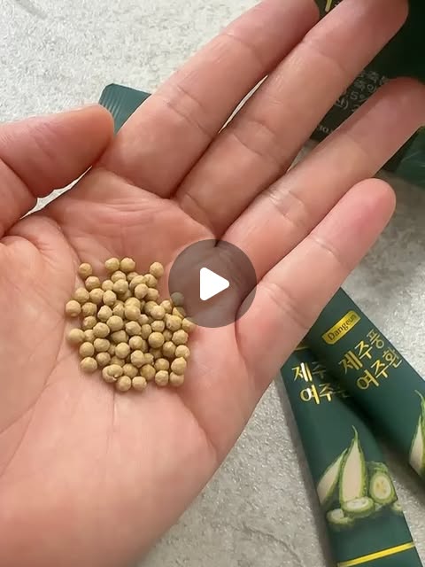 한경화 on Instagram: "#협찬

제주퐁 여주환

혈당 스파이크를 차단해주는 제주산 여주💚
일상 속에서 전당뇨를 관리하기 좋은 제품이에요!

제주의 바닷바람으로 키운 제주풍 여주환 
저온건조 방식으로 영양소 파괴를 최소화 했어요!

2-3MM 미니 사이즈로 간편하게 국내산 100% 유기농 여주 
초미립자분쇄로 흡수율 UP🥰

전분이나 첨가물 없이 물로만 밎은 여주환
믿고 안심할 수 있는 유기가공식품 인증 완료!

누구나 편리하게 섭취하는 개별 포장 스틱형이고 30년의 한의학 노하우를 그대로 담아서 믿고 먹어요! 100% 환불 제도 운영으로 제품의 대한 자신력최고!

#여주환 #여주효능 #혈당관리 #혈당영양제"