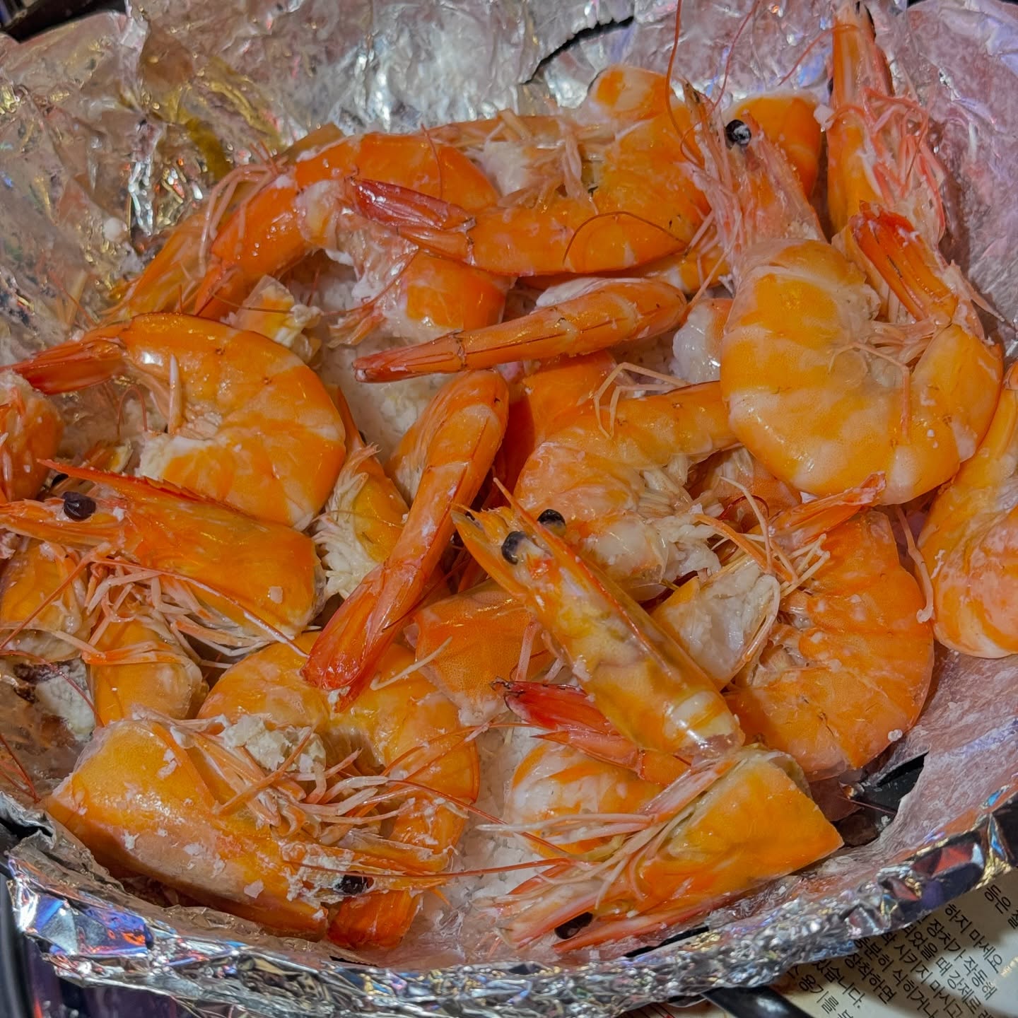 #협찬
인천 간석동에 위치한 #주선감성포차
원래는 #우럭구이 맛집으로 유명하지만 곧 새우철이라
#왕새우소금구이 맛있게 먹고 왔습니다 :)
팔딱팔딱 뛰는 새우들에게 미안하지만
정-말 맛있게 잘먹고 왔습니다 🦐 

#간석동맛집 으로 이미 유명하더라구요👍🏻👍🏻👍🏻

당연히 새우머리버터구이 해서 먹었는데
청량고추랑 같이 구워서 매콤하니 완전 최고!
심심한 새우구이 먹고 매콤한 새우머리버터구이 완전 추천!!!!

#협찬문의 #리뷰노트 #맛집리뷰 #인천맛집 #인천맛도리 #간석사거리맛집