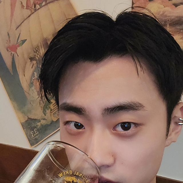 @luvinno1 on Instagram: "#광고 #협찬
.
.
.
.
성수동에서 즐길 수 있는 연중무휴 이자카야 '밤토리'
인테리어는 아기자기와 깔끔 그 어느 사이? 일본 감성술집에 온 듯 한 느낌의 입구가 맞이해주었다. 친구들 애인과 함께 데이트 오기 좋은 느낌이었다. 평일이었음에도 불구하고 웨이팅을 하게 되었다.. 퇴근시간에 맞춰서 왔는데 이미 만석인 맛집.. ㄷㄷ
들어가보니 바테이블 6인석과 안쪽 홀테이블이 분리되어 있었다. 안쪽 홀은 조금 더 어둡고 창문이 있어 무드있게 먹기 좋고, 바테이블은 주방장님이 조리하는걸 직접 볼 수 있는 자리었다.
난 네기마, 염통, 껍질, 날개, 목살, 다리살, 안심, 모래집이 나오는 야끼토리 8종 세트를 시켜봤는데, 양도 넉넉하고 정말 맛있었다. 당연하게도(?) 닭다리살이 제일 맛있는것 같았다. 소금, 시치미, 와사비가 준비되어 있으니 취향껏 먹을 수 있는 것도 강점이라 생각했다.
위치가 서울숲과 뚝섬의 사이에 위치해있어, 다 먹고 놀러가기에도 너무 좋은 곳인것 같다. 다음에는 여자친구랑 가야ㅈㅣ...

🌰밤토리 성수점
월~금 17:00~1:00 / 토,일 16:00~1:00
서울 성동구 왕십리로4길 10-9 1층"
