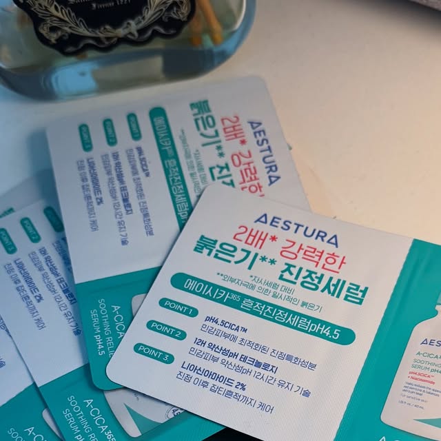 예니네 on Instagram: "#광고
에스트라 흔적진정세럼 ✨
요즘 피부가 민감해져 집중관리중이에요!
피부ph를 맞춰 붉은기 개선 흔적진정까지
바르자마자 피부에 쏙 흡수되고 자극없이 촉촉해요
#에스트라#흔적진정세럼"