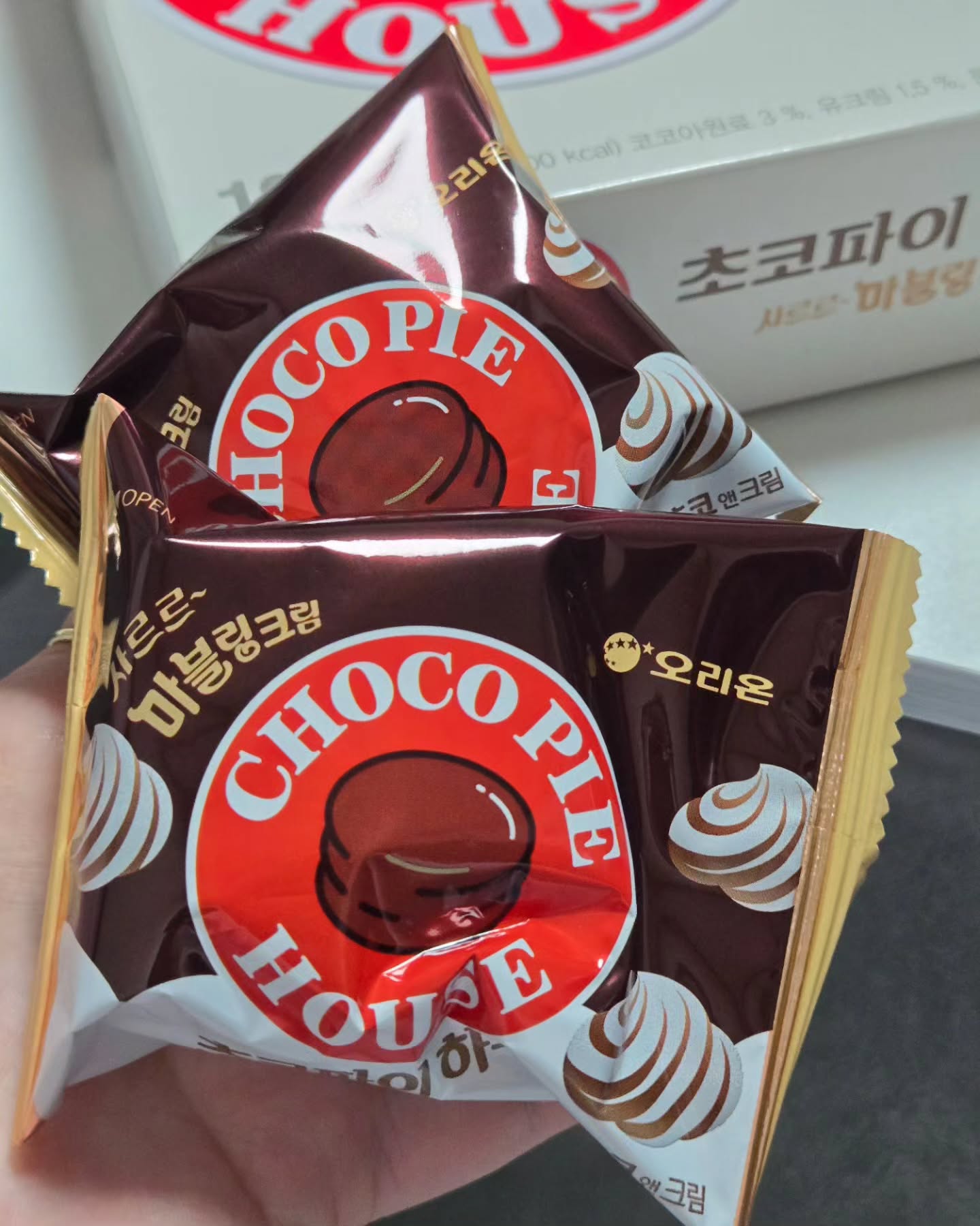 .

오리온 초코파이하우스 초코앤크림

예전에 초코파이하우스에서 초코파이 맛있게 먹은적이 있는데 
오리온 초코파이하우스꺼가 있길래 한번 사봤다.

빵이 초코파이빵보다 좀 더 부드럽고 
마시멜로 대신 우유크림 + 초코잼 조합이 너무 좋음
개인적으로 오리지날 초코파이보다 오리온 초코파이하우스 초코앤크림이 더 맛있다고 생각함!

#오리온 #오리온초코파이하우스 #오리온초코파이하우스초코앤크림 #초코파이하우스 #초코파이하우스초코앤크림 #간식추천 #내돈내산