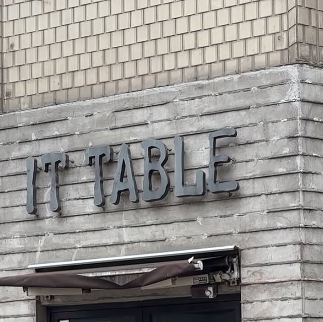 예린 on Instagram: "╭◜◝ ◜◝ ◜◝╮
꒰  ɞ̴̶̷ ·̮ ɞ̴̶̷ ꒱ .oO  IT TABLE  ᝰꪑ
( つ旦O ╰◟◞ ◟◞ ◟◞╯
#광고 

강남에 약속있어서 갔다가 역삼역 카페로 유명한 잇테이블 방문해봤습니다! 강남역, 역삼역 중간에 위치해 있어서 주변 가셨을 때 들리기 좋은 빈티지한 카페에요!
여름이라 저는 수박주스 마셨는데, 수박을 큐브로 올려주시고 생과일 그대로 갈아주시는지 인공적인 단맛이 아니라 진짜 과일의 단맛!!🍉
조용한 분위기여서 서울에서 소개팅 하시는 분들에게도 추천인 장소입니다! 저녁에는 하이볼도 마실 수 있어서 진짜 좋은 것 같고, 저녁 무드가 더 예쁜데 시간상 낮에 방문에서 조금 아쉽지만! 다음엔 저녁에 들려서 하이볼 마셔보려고요! 조용하고 빈티지한 무드 좋아하신다면 역삼역 잇테이블 방문해보세요 💭

#광고 #역삼카페 #역삼동카페 #잇테이블 #ittable #강남카페 #역삼커피숍 #역삼동커피숍 #예쁜카페 #조용한카페 #데이트장소추천 #카페투어 #카페탐방 #강남역카페 #강남역추천맛집 #강남역카페추천 #소개팅장소 #소개팅하기좋은곳"