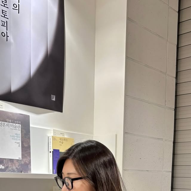 ᴊᴇɴɴᴀ | ᴍᴏᴅᴇʟ | ᴛʀᴀᴠᴇʟ ʏᴏᴜᴛᴜʙᴇʀ on Instagram: "#협찬

급하게 출근하느라 쓰고 나와버린 안경🤓
항상 이상하게 노는 우리,,, 데이트 넘 즐거워따 쿄쿄

이 날 착용한 여름 니트는 동양인 체형에 어울리는 실루엣으로 제작된 쿨니트에요 너무 편해서 여름 교복될듯 🩵
오픈 카라넥 형태로 여름에도 답답하지 않고 편하게 착용할 수 있어요

.

.

#아이러니포르노화이트라인 #아이러니포르노 #IRONYPORNO #IRONYPORNOWHITELINE #남여공용 #니트#반팔니트 #여름니트 #Knit  #니트추천"