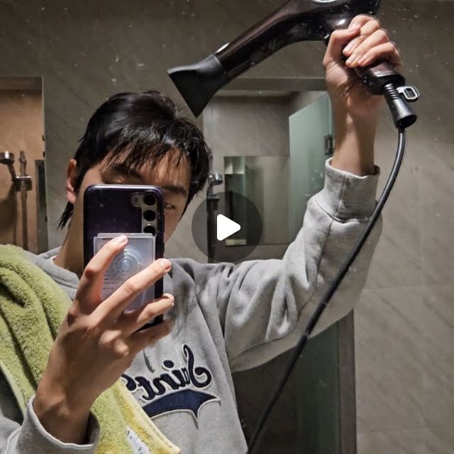크리에이터 | #광고
요즘 이것저것 헤어 스타일링 제품 많이 써보는 중인데, 친구가 사용하는 멀티 스타일링 크림을 한번 사용해보니 이거다 싶었던 제품이라 부랴부랴 구매!🏃‍♂️ 

처음 뚜껑을 열었을 때부터 향이 너무 좋아서 기분이 좋았는데 인위적으로 강한 향이... | Instagram