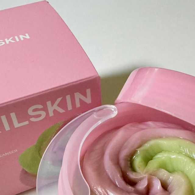 연꽃뷰티🪷 on Instagram: "#광고 #제품제공협찬 @aprilskin_korea 

🌟 각질케어부터 진정클렌징까지 에이프릴스킨의 핑크 알로에 머랭솝 클렌저 하나로 끝!

🌟 한통에 두가지 색상으로 더욱 간편해진 4 in 1 클렌저인 핑크알로에 듀얼 머랭솝 이에요🥹

🌟 핑크클렌저는 핑크 알로에와 콩 스크럽, 수분 성분 72% 함유 !! 💓
🌟 그린클렌저는 병풀 추출물과 녹두 스크럽, 자연 유래 성분 78% 함유 !! 💚

🌟 머랭처럼 쫀쫀한 거품 제형으로 모공 속 숨은 미세먼지와 노폐물까지 꼼꼼하게 제거해주고 건조, 민감, 피지 등 트러블은 잠재워주는 아주 효자템 멀티 머랭솝👍🏻🫶🏻

🌟 미세 분말 스크럽이라 저자극으로 각질 케어까지 확실하게 해줍니당 요새 같은 날씨에 정말 딱이죠?!😝

핑크 알로에 머랭솝은 에이프릴스킨 공식몰에서 구매 가능합니다!
https://aprilskin.com/product/detail.html?product_no=1304

#에이프릴스킨#aprilskin#핑크알로에#머랭솝#클렌저추천#폼클렌저#폼클렌징#폼클렌징추천#클렌징폼#클렌저#알로에#알로에클렌저#피부진정#피지#폼클렌저추천#각질제거#저자극클렌저"