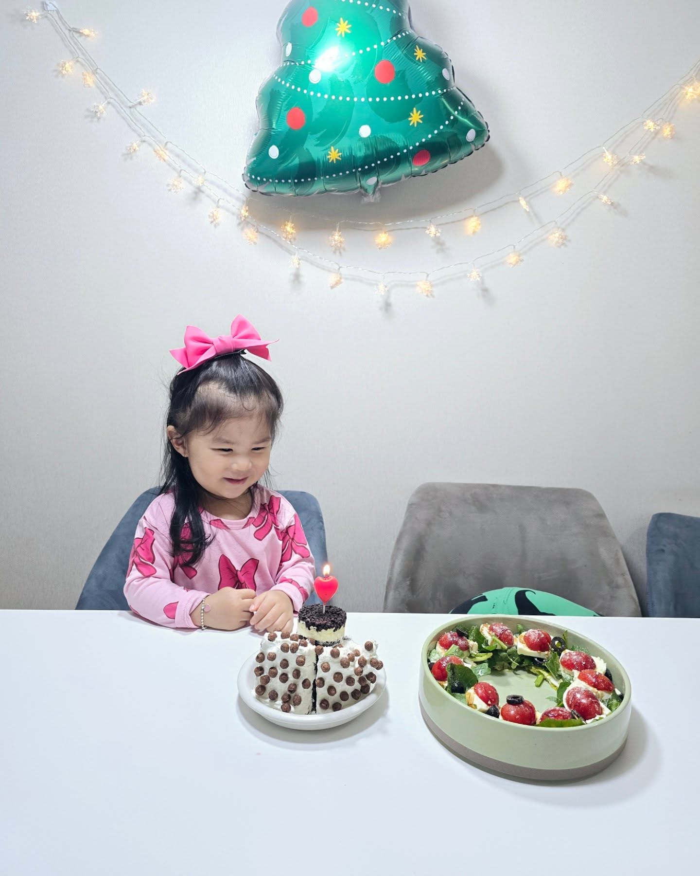 🎄
MERRY CHRISTMAS!

우리 채린이는 단독으로 하나더 남기기 🩷

#지난피드 #크리스마스이브 #남매 #딸스타그램 #크리스마스 #홈파티 #사랑해 #jang1829