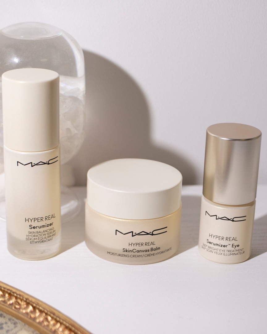 #제품제공 maccosmeticskorea
맥이 제안하는 건조한 겨울철 스킨케어 솔루션, 맥 하이퍼리얼™ 스킨케어 케어 루틴!
즉각적으로 보습을 채워주고 투명한 광채와 탄탄한 장벽으로 가꿔주는데요.
☑️ 세러망이저 : #꽃잎세럼 으로 수분 보습, 유수분 밸런스 유지와 매끈한 피부 결케어, 맑고 투명한 광채, 빠르게 흡수되고 끈적임 없는 텍스처까지! 솔직히 N통템 인정?!ㅎㅎ
☑️ 스킨 캔버스 밤 : #캔버스밤 으로 고보습과 너리싱을 도와줘 피부 진정과 피부 장벽 개선, 탄력있는 피부로 케어해줘요. 크리미한 텍스처가 보습팡팡!
☑️ 세러마이저 아니 : #톤결아이세럼 으로 다크서클 완화와 환화고 생기있는 케어, 촉촉하고 탄력있는 눈가 케어를 도와주는 젤-크림 텍스처랍니다!
3가지 루틴으로 사용해주면 촉촉하면서도 보습감있게 케어를 도와줘 가벼운 사용감에 촉촉한 보습감을 원하신다면 추천드려요 !
#맥 #맥하이퍼리얼세러마이저아이 #맥하이퍼리얼 #맥하이퍼리얼아이세럼 #톤결아이세럼 #맥아이세럼 #MAC #MACHyperReal #MACSkinArtistry #MACSkincare