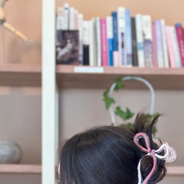 하루 | 하루하룩 on Instagram: "#광고 #협찬 

요즘 매일 끼고 다니는 [누케이스] 자유로운거치 
숏츠감상편리한 크레파스소년 가로세로 거치대 케이스..🧸💕

💕가로로도 세로로도 세울 수 있어 편의성이 올라감!
💕아기자기한 디자인이 질리지 않고 편하게 이뻐요
💕유연한 재질로 끼고 빼기 편해서 폰에 손상을 입히지 않음
💕 테두리 완벽보호에 자유로운손까지😁

.
.
.
.
.
.
#광고#귀여운케이스#귀염뽀짝케이스#힙한케이스#아이폰케이스#거치대케이스#손이자유로운케이스#아이폰14프로케이스#아이폰15케이스#파스텔케이스#봄케이스#거치대케이스#아이폰거치대"