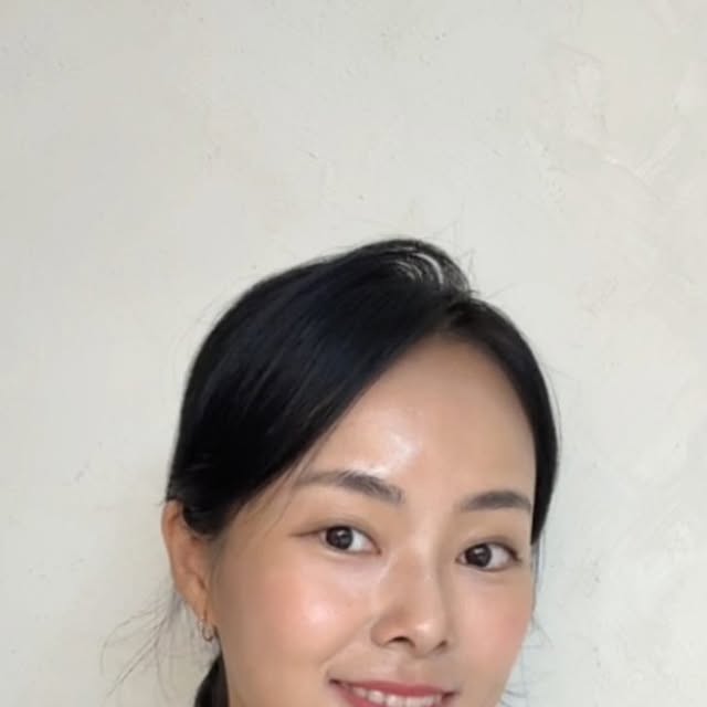 유지현 l 유니스맘 | 매일이 여행, 열정 300% 삼남매맘 on Instagram: "#광고
진-짜 오랜만에 화장을 해봤어요
이거 완전 기분전환 되는데요!?💕

롱 웨어링 파운데이션 미니는 
밀착력이 좋아서 하루 종일 무너짐 걱정 없고
퓨어 글래시 하이라이터는 
은은하게 빛나서 피부가 촉촉해 보이더라구요.

듀얼치크는 생기 있는 컬러라 데일리 메이크업에 딱이고
듀얼라이너는 또렷하지만 
자연스럽게 연출돼서 손이 자주 갈 것 같아요.

거기에 글레이즈 바운싱 틴트까지! 
촉촉한데 컬러가 오래가서 요즘 데일리템으로 픽했답니다 💄
틴트는 벌써 두통째에요💕

구성도 실용적이라 평소에 야무지게 잘 쓸 수 있을 것 같아요 🫶
@2an_official 
#올영픽#올리브영추천템#올영필수템#러브버블컬렉션#롱웨어링파운데이션미니#컬러플레이듀얼라이너"