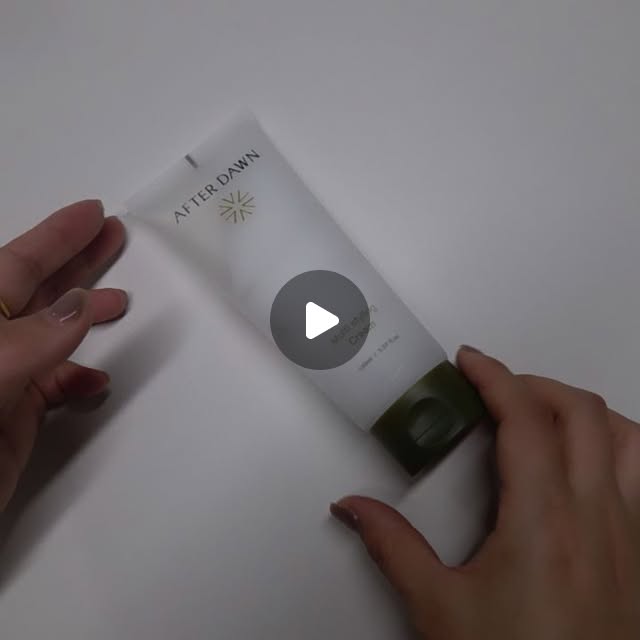 찌블리 on Instagram: "#광고

오후만 되면 축 처지는 머리,
왁스는 너무 떡져서 부담스러웠다면!
애프터던(AFTER DAWN)
멀티 스타일링 크림 하세요!

긴머리지만 관리를 소홀하게 해서인지
늘 모발이 부스스해져
요즘은 스타일링 포기하고 살아요

왁스는 사용할때 머리가 차분해지지만
너무 딱딱해지기 때문에 사용하기 부담스럽고
헤어에센스들은 지속력이 떨어져
바르나마나한 경우가 많더라구요

애프터던(AFTER DAWN)
멀티 스타일링 크림은
사실 처음 사용해보는 제품인데
수분감 넘치는 크림 제형으로
촉촉하면서도 모발이 무겁지 않아
매일 사용하기 좋아보입니다

사실 이런 제품들은
모발에 사용하고 나서 떡지거나 기름져
오후되면 번드르르해지는 경우가 많은데
머릿결은 차분하게 정리해주면서도
결이 살아나는 느낌이 드네요

깨끗한 머스크 베이스로
은은하게 향이 퍼져서
하루종일 잔향을 맡으니깐
기분이 힐링되는 느낌입니다

손에 끈적임 없이 산뜻하게 마무리되고
웨트헤어에 발라도 
들뜸 없이 결합성 좋아서 
데일리 HairCareRoutine에 딱!

사용 전엔 머리카락이 
푸석푸석 처져있었는데 
바르고 손가락으로 살짝 정리하니 
촉촉한 광택이 돌면서 
KbeautyHair 스타일 완성! 

저처럼 부시시한 모발로
손상모라서 고민이었다면
더이상 고민하지 말고
애프터던(AFTER DAWN)
멀티 스타일링 크림
추천드리고 싶네요

ᴛʜᴀɴᴋ ʏᴏᴜ •⩊• @afterdawn.kr

#애프터던 #AFTERDAWN #멀티스타일링크림 #Multistylingcream 컬크림 헤어에센스 KbeautyHair HairCareRoutine DailyHair

✔️이 포스팅은 해당 업체로부터
제품/서비스를 무료로 제공받아 체험 후 
솔직하게 작성된 리뷰입니다."