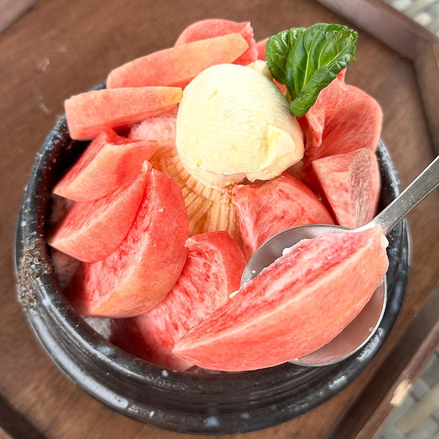 홍천의 여름대표 과일 대홍복숭아가 잔뜩 올라간 빙수🍑🍑❗️

대홍복숭아 빙수 30,000 

홍천의 특산물을 홍천에서 빙수로 먹으니까 색다른 경험이었다!
아삭하고 새콤한데 색깔은 왤케 이쁜지 ,, 🌸🩷 

실내,실외 테라스에 각종 에세이나 소설들을 볼 수 있고
애견동반도 가능🐶 브런치도 인기가 많아서 만석이었다,,
모처럼 푸릇푸릇한 자연속에서 즐기는 여유 너무 좋았다 🥰

📍홍천 테라스의 아침
강원 홍천군 서면 팔봉강변길 217 1층