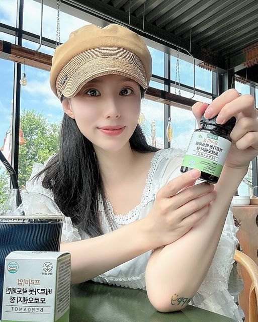 장지니즨 on Instagram: "#광고 [하루올린] 하루올린 베르가못 락토페린 모로오렌지 정🍊💊

출산전으로 돌아가지 못 하는 중.. 출산 후에도 맛있는걸 너무 먹는 요즘.!
다이어트를 하려면 운동을 병행하며 해야 하는데, 육아로 인해 운동을 병행하지 못해  다이어트 보조제를 먹어보기로 했어요~🙌🏻

고농축&고함량, 프리미엄 원료들의 황금 배합, 안정성 인증 완료, 프리미엄 원료만을 사용한 [하루올린] 하루올린 베르가못 락토페린 모로오렌지 정🍊

간편한 섭취 하루 1정으로 건강한 다이어트하세요:)
-
-
-
-
#베르가못#모로오렌지#식단관리#다이어트#체중관리#지중해식단#건강관리#베르가못폴리페놀#베르가못추출물 #체지방관리 #콜레스테롤 #혈당관리 #식약청인증 #고함량 #베르가모트 #다이어트식단 #다이어트보조제 #bergamot #식단관리"