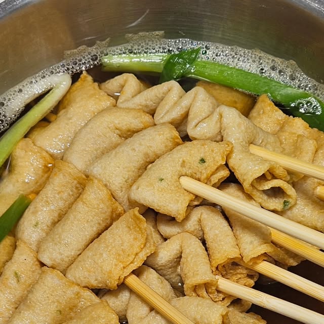 Fighting~ Hoya Ulsan 🇰🇷 on Instagram: "#광고

소소미 꼬치어묵 366g 소개할게요~

밀가루 0%, 높은 어육 함량이라고 추천해줘서 만나게 되었는데요~ 소소미 꼬치어묵 366g 만나보니깐 포장상태가 좋았고 위생적으로 만들어진 제품이라는 것이 느껴졌습니다 게다가  포장도 깔끔하고 무억보다 양이 많아서 만족스러웠습니다 

그리고 꼬치어묵 크기가 큼직하고 모양이 반듯해서 신뢰되었고 두께감도 먹기에 딱 적당해서 캠핑 술안주 요리가 필요할 때 또 주문해서 먹을 예정이에요~ 

밀가루 0%, 높은 어육 함량 소소미 꼬치어묵 366g 추천드릴게요~♡

https://smartstore.naver.com/seoulkim/products/12644889222

네이버알림받기 1,000원할인에 포토구매후기이벤트 2,000원 네이버 포인트 지급 이벤트 진행하니 참여해보세요~

#꼬치어묵#어묵탕#오뎅#오뎅탕#꼬치오뎅#겨울간식#부산어묵#어묵우동#어묵전골#즉석어묵#즉석오뎅#오뎅꼬치#어묵꼬치#캠핑#국물요리#술안주#캠핑음식#밀가루0%#모듬어묵#밀키트#어묵바#오뎅바"