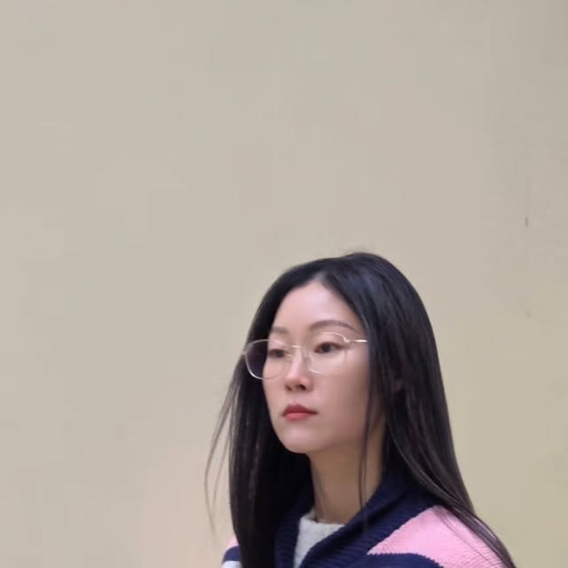 모델 │인플루언서│윤혜정 on Instagram: "#광고 요즘 날씨 너무 추워요잉🥹
미니멀하면서도 수납력 높은 레더 크로스백 소개할게요✌️
이전에 보여드린 제품 아더컬러에용.

스트랩 조절되서 크로스로 들고 다니기 좋아요.
미니 파우치도 있어서 작은 소지품 넣기도 최고☺️
.
.
.

https://osawa.co.kr/
#오사와 #OSAWA #여성스트릿 #캐주얼"