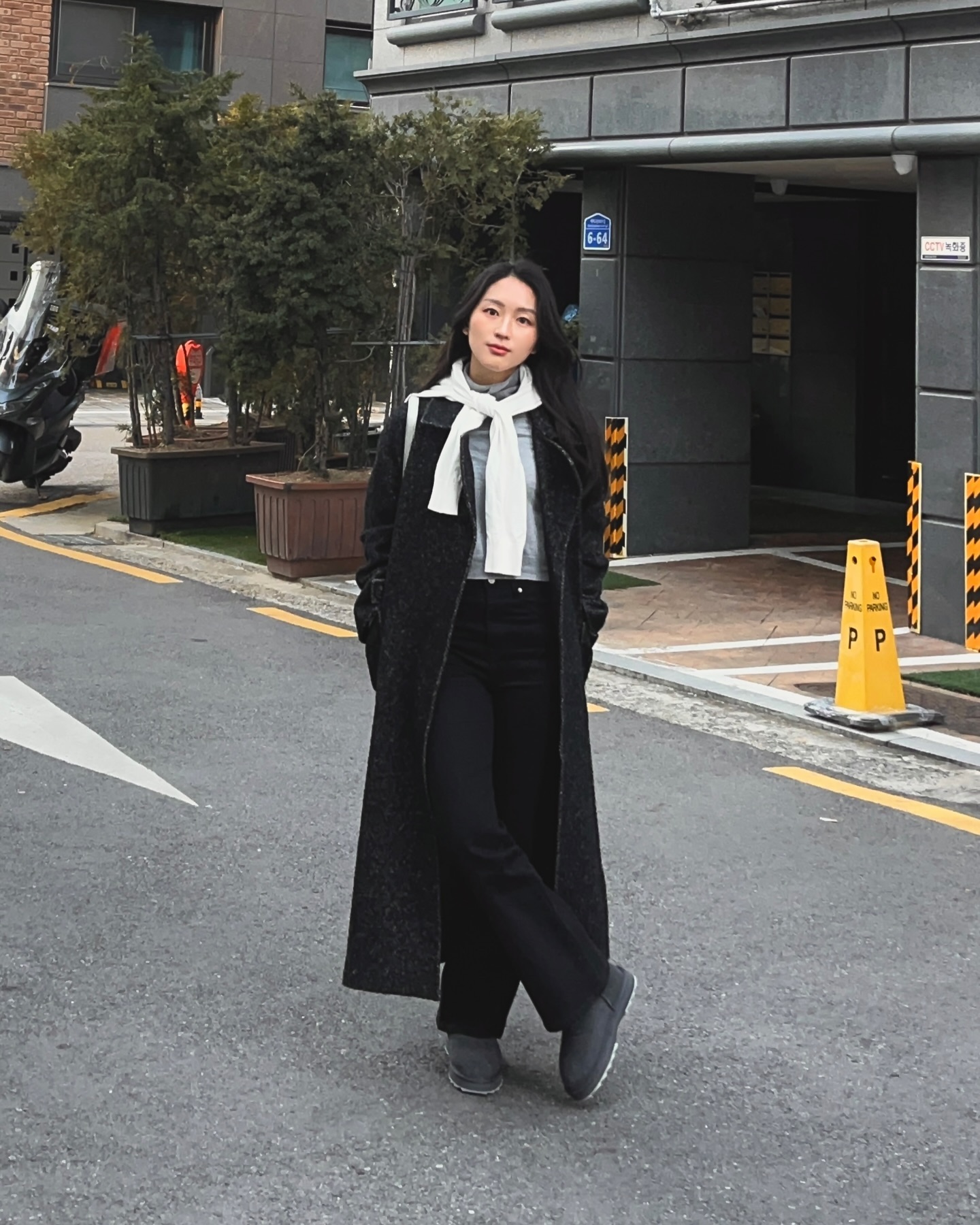 오랜만에 올려보는 출근룩⛄️
새롭게 들인 귀요미 부츠와 함께

#이뮤 #이뮤양털부츠 #어그부츠